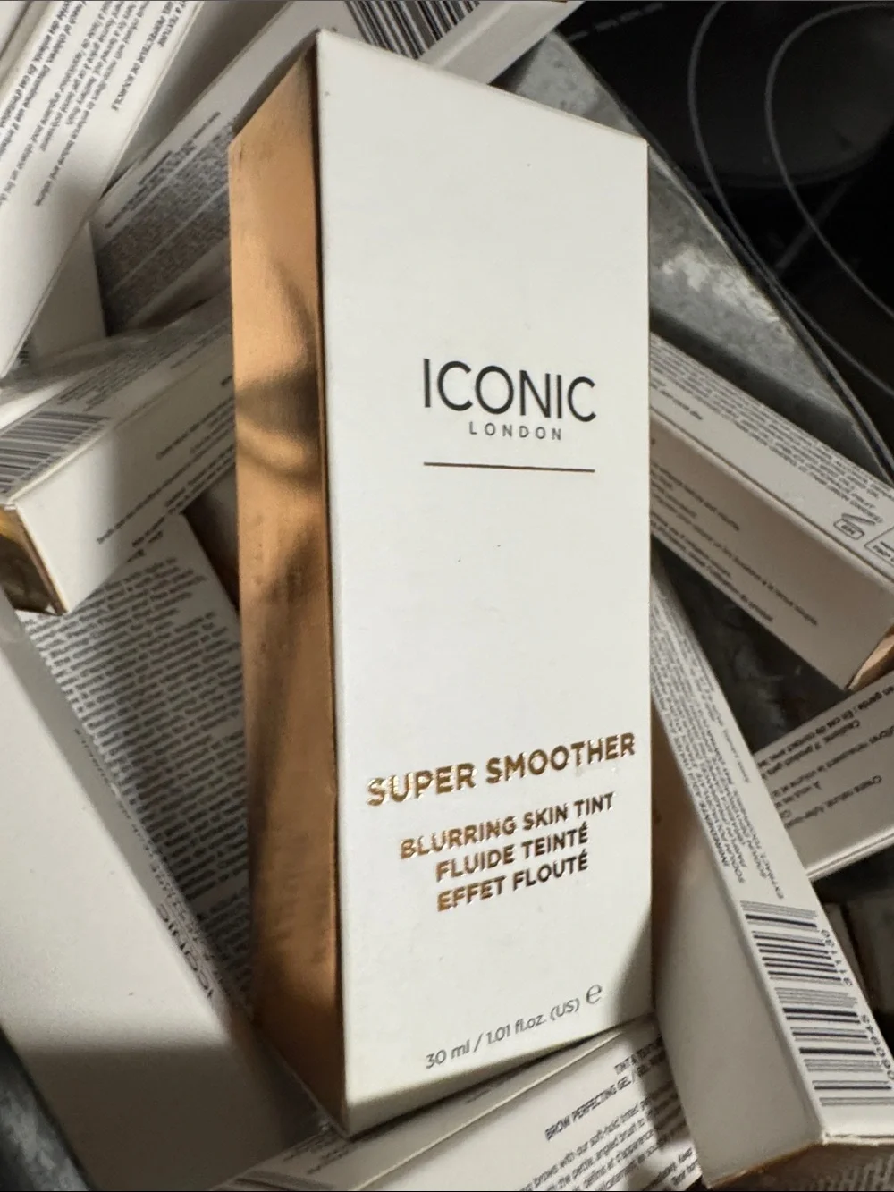 ICONIC London Super Smoother Blurring Skin Tint - Warm fair